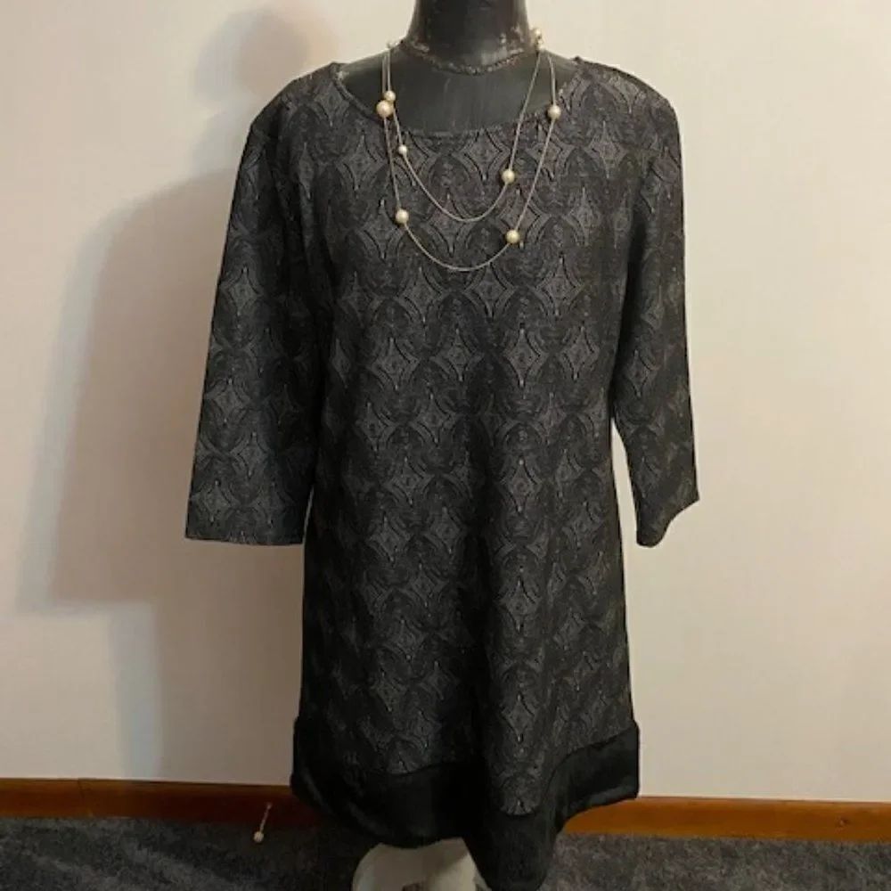 Isle by Melis Kozan Black/White with faux fur on bottom, size XL
